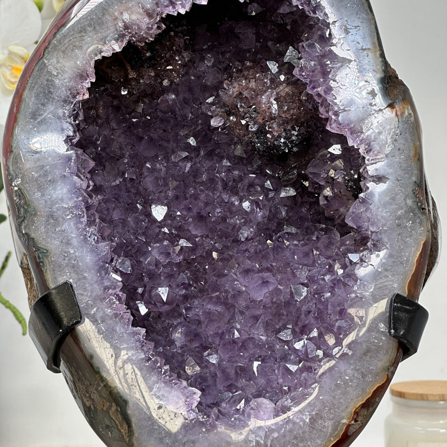 Amethyst-Geode groß mit Achat-Schale und ausgewogener Kristallstruktur