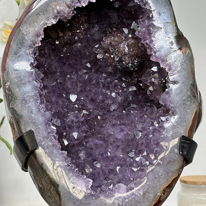 Amethyst-Geode groß mit Achat-Schale und ausgewogener Kristallstruktur