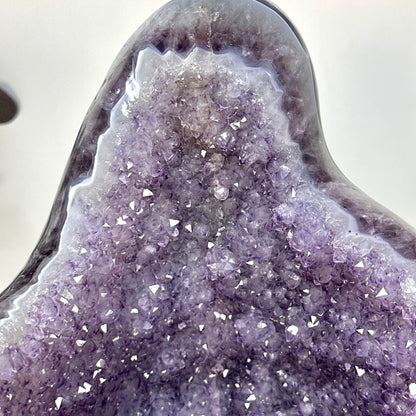 Amethyst-Geode XXL mit massiver raumprägender Präsenz