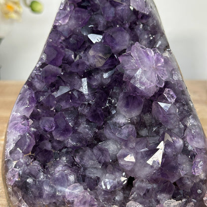 Amethyst-Druse mit dicht gewachsener Kristallfläche und violetten Kristallspitzen