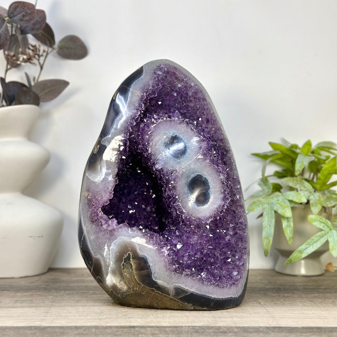 Amethyst-Kathedrale groß mit markanten Stalaktiten-Augen und Quarz-Struktur