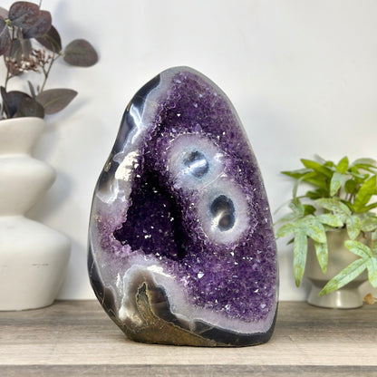 Amethyst-Kathedrale groß mit markanten Stalaktiten-Augen und Quarz-Struktur