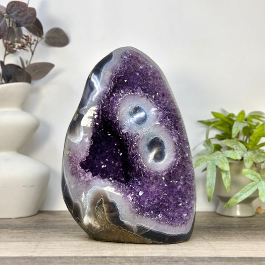 Amethyst-Kathedrale groß mit markanten Stalaktiten-Augen und Quarz-Struktur