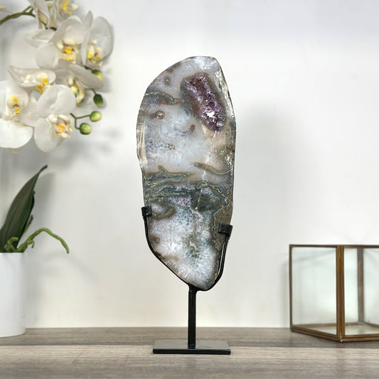 Quarz-Amethyst-Steinplatte mit vielschichtiger kristalliner Struktur