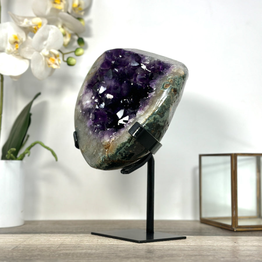 Amethyst-Geode mit weit geöffneter, leuchtender Kristallkammer