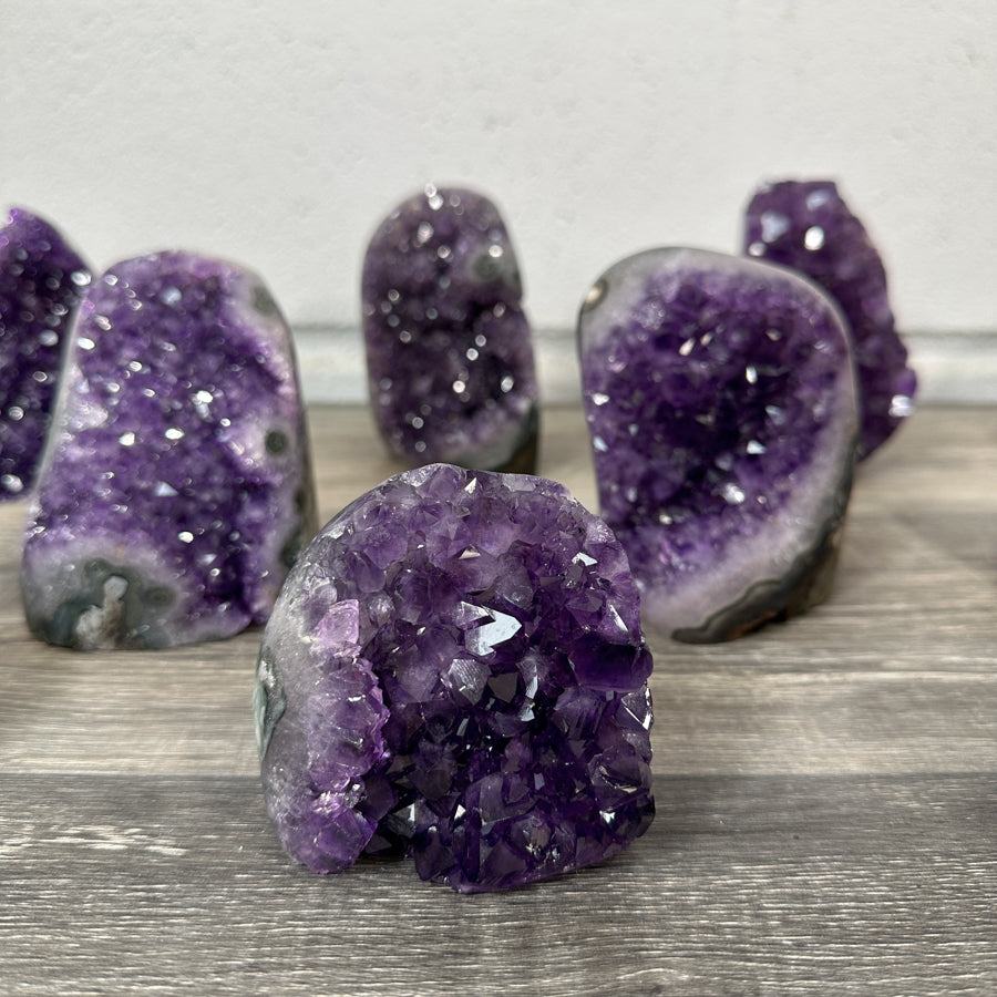 Amethyst-Kathedralen & Drusen-Set 18-teilig, mit dicht gewachsenen, violetten Kristallformationen