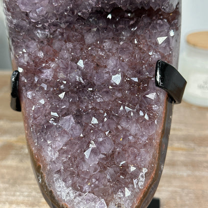 Amethyst-Blauachat-Kristallcluster mit kontrastreicher Mineralstruktur