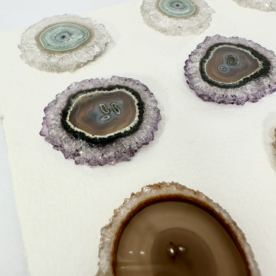 Amethyst-Achat-Quarz-Grünjaspis-Stalaktiten-Scheiben mit vielschichtiger Mineralstruktur