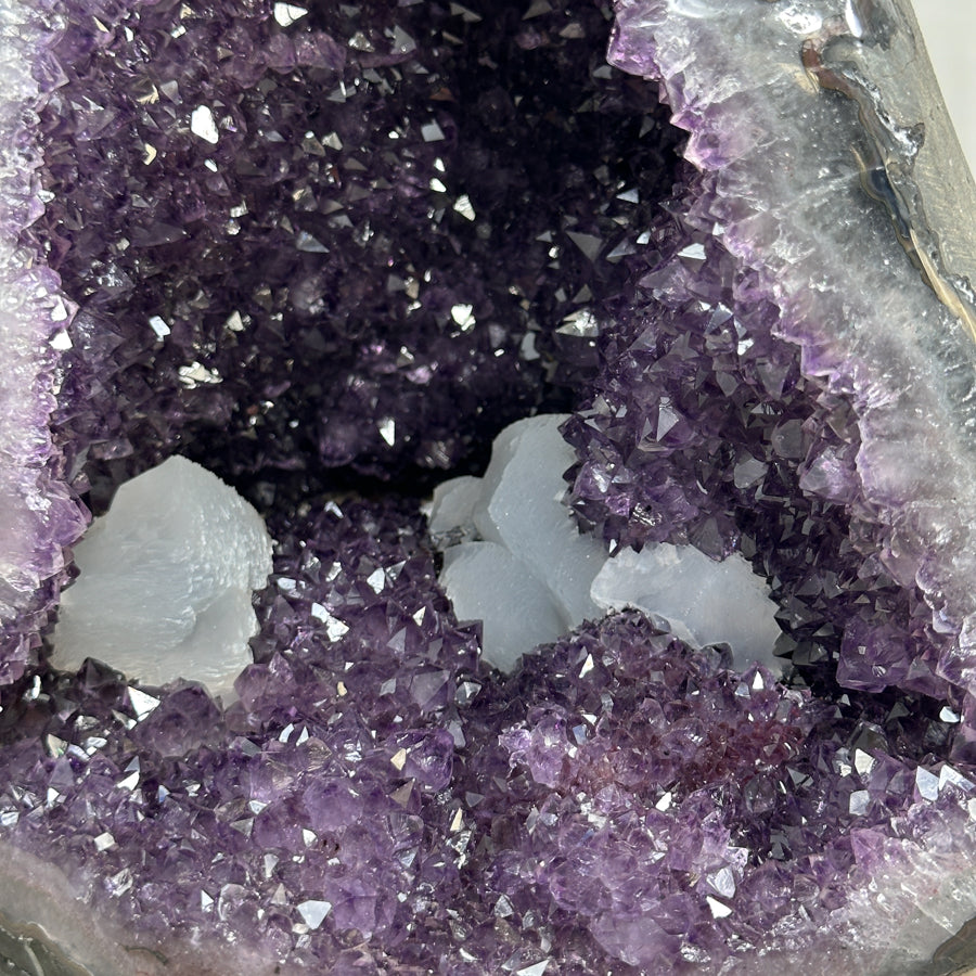 Amethyst-Geode groß mit markanter Kalzitformation
