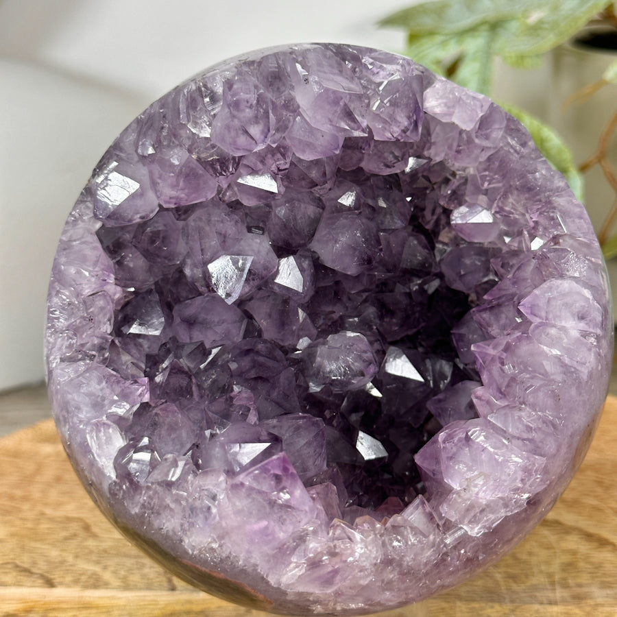 Amethyst-Achat-Steinkugel mit feinkristalliner Druzy-Struktur