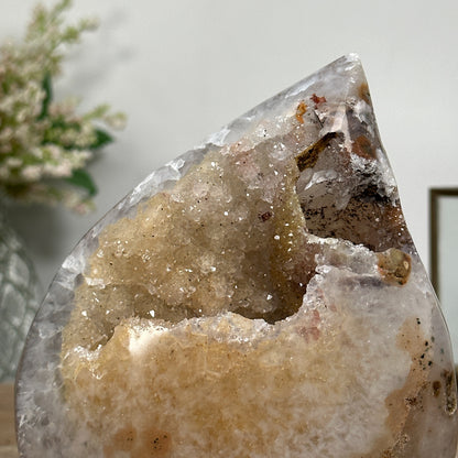 Gelbe Zuckerquarz-Druzy-Geode mit warm leuchtender Kristallstruktur