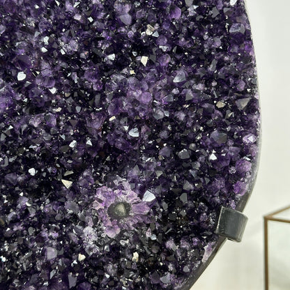 Amethyst-Geode XL mit weit geöffneter, funkelnder Kristallkammer