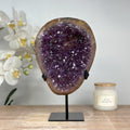 Amethyst-Kristallcluster mit klar ausgerichteten Kristallspitzen