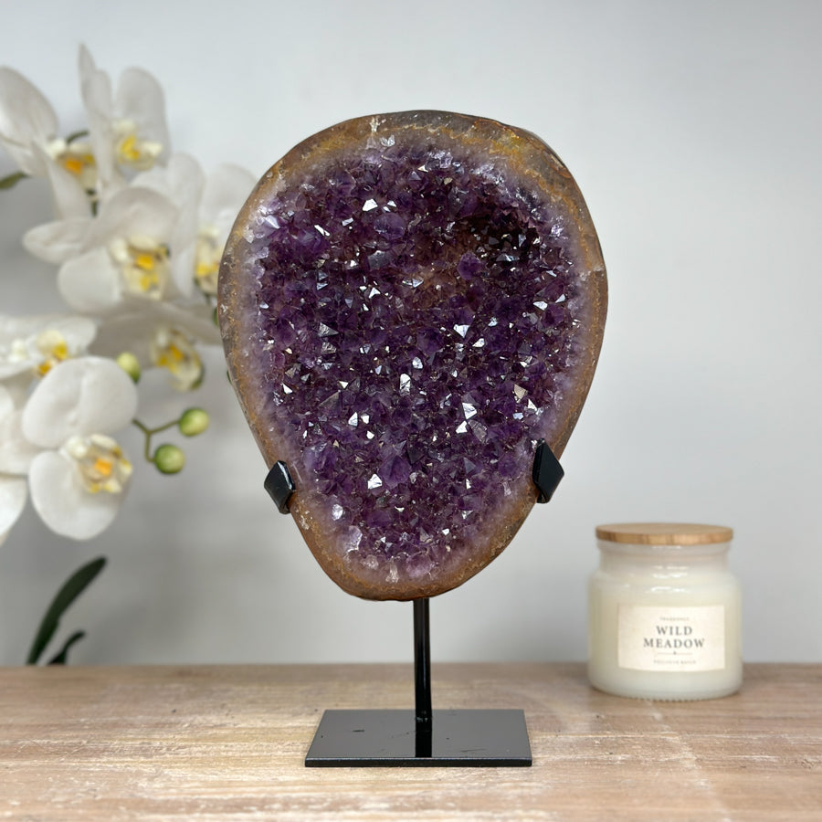 Amethyst-Kristallcluster mit klar ausgerichteten Kristallspitzen