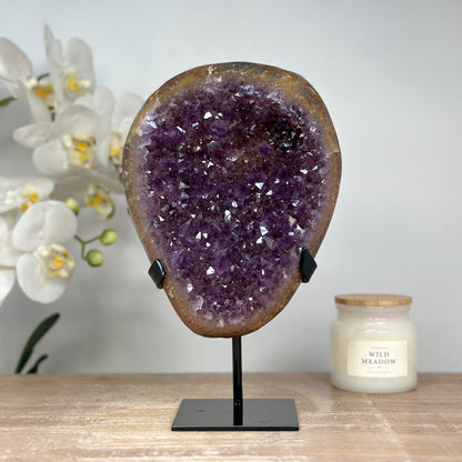 Amethyst-Kristallcluster mit klar ausgerichteten Kristallspitzen