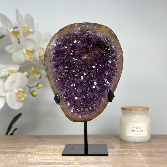 Amethyst-Kristallcluster mit klar ausgerichteten Kristallspitzen