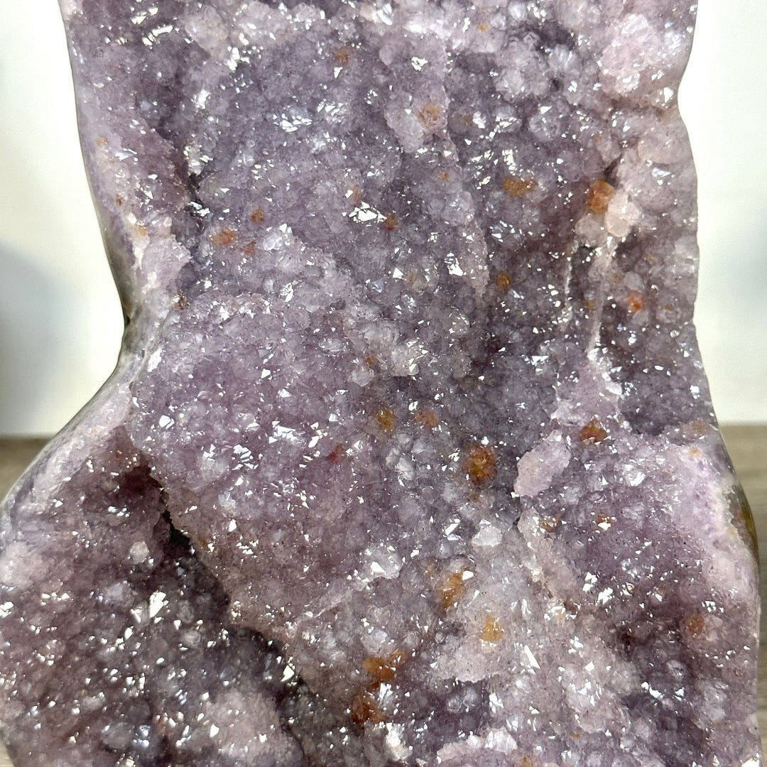 Zucker-Amethyst-Kathedrale mit purpurner Kristallarchitektur und samtiger Textur