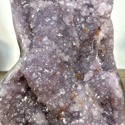 Zucker-Amethyst-Kathedrale mit purpurner Kristallarchitektur und samtiger Textur
