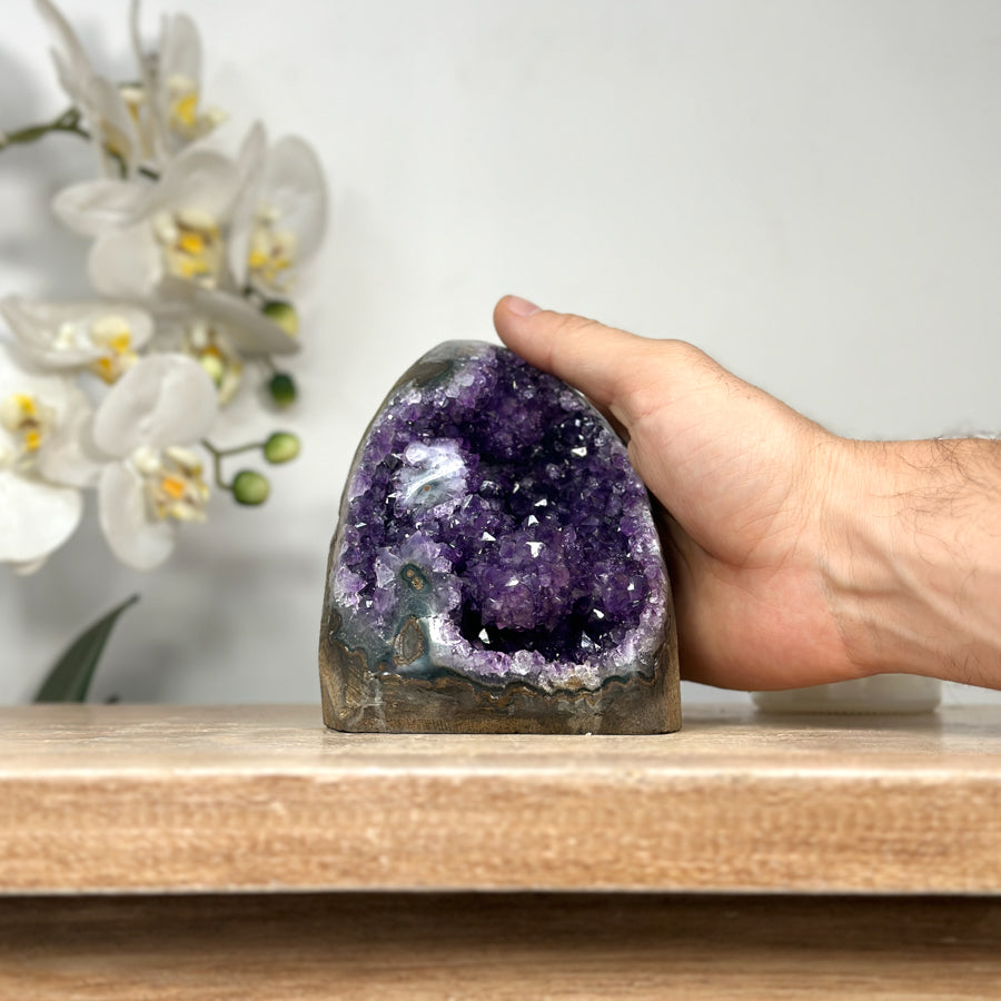 Amethyst-Druse mit stalaktitischer Kristallstruktur und tropfsteinartiger Innenarchitektur