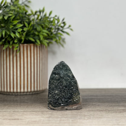 Mineralien-Kathedralen- und Drusen-Set 4-teilig, mit facettenreicher Kristallstruktur