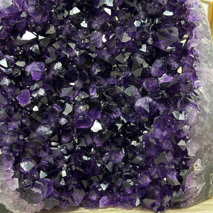 Amethyst-Kathedrale mit tiefviolett schimmernder Kristallarchitektur, in ausgewählter Spitzenqualität
