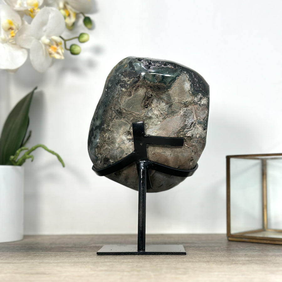 Amethyst-Stein mit integrierter Kalzit-Einlagerung