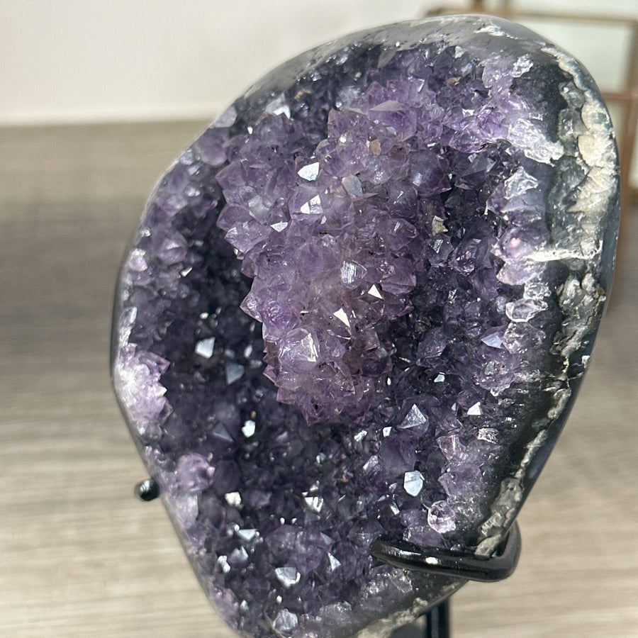 Amethyst-Kristallcluster mit gleichmäßig gewachsener Kristallstruktur