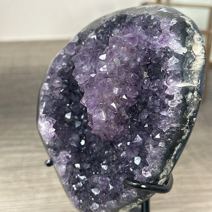 Amethyst-Kristallcluster mit gleichmäßig gewachsener Kristallstruktur