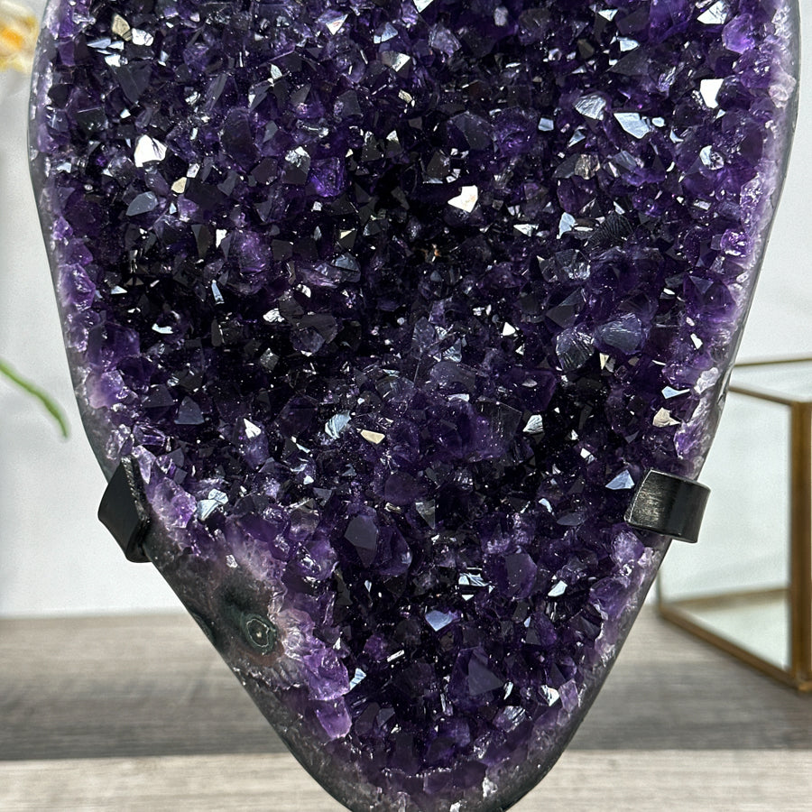 Amethyst-Geode mit klar ausgebildeter Kristallstruktur, in hochwertiger Naturqualität