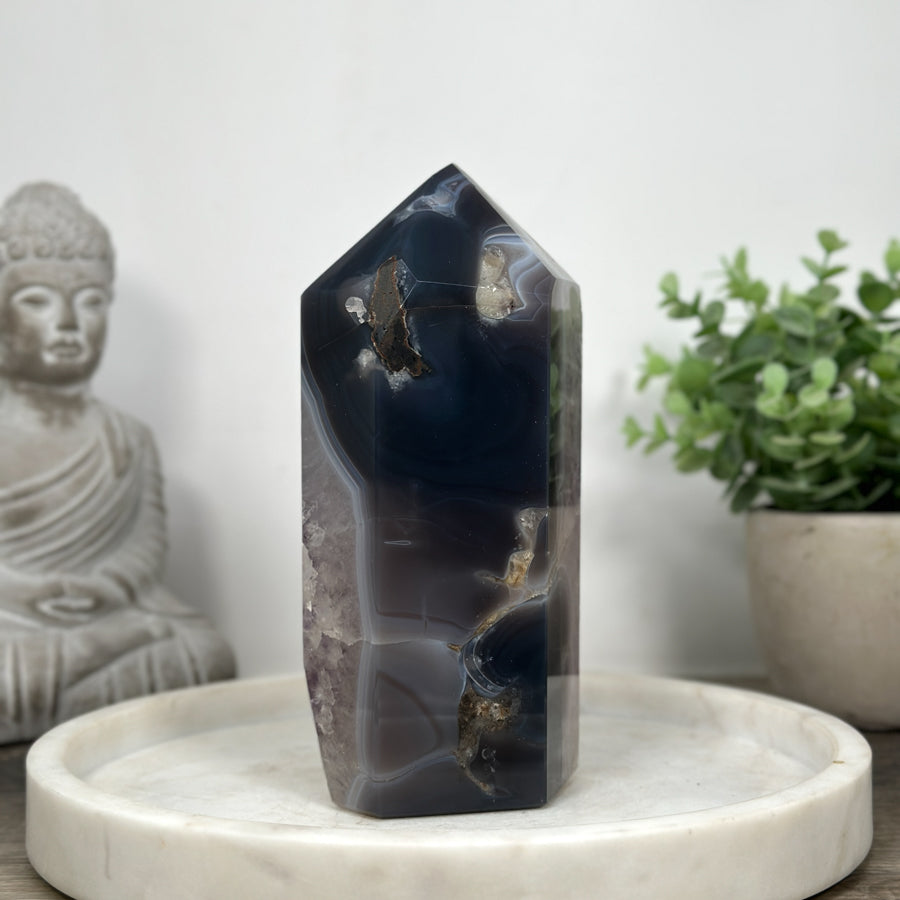Amethyst-Achat-Obelisk mit schön sichtbaren Kalzit-Einschlüssen