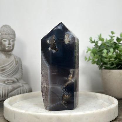 Amethyst-Achat-Obelisk mit schön sichtbaren Kalzit-Einschlüssen