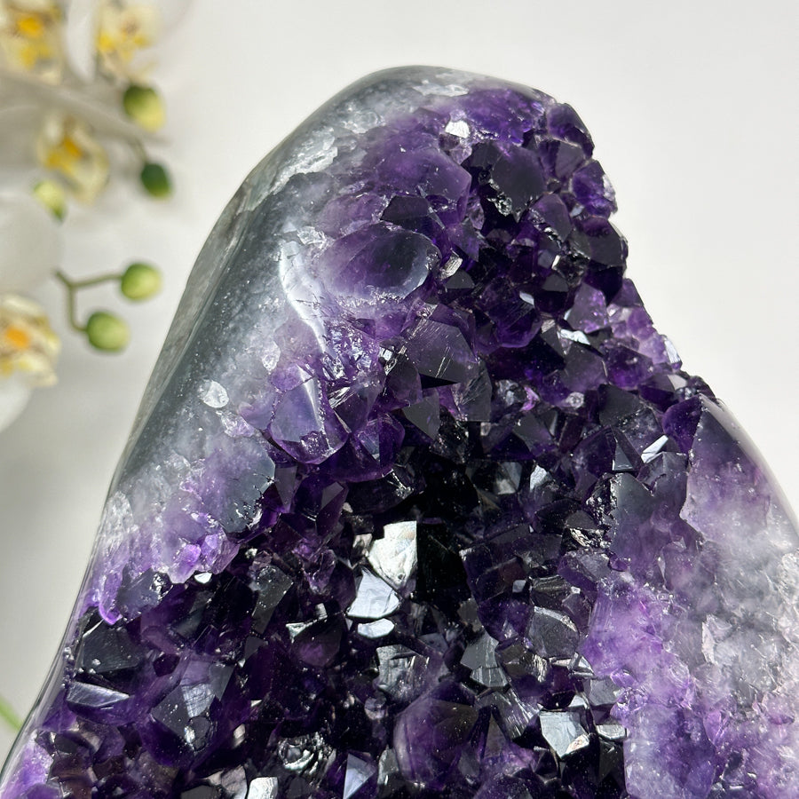 Amethyst-Kristallcluster mit intensiv dunkler Purpurzone