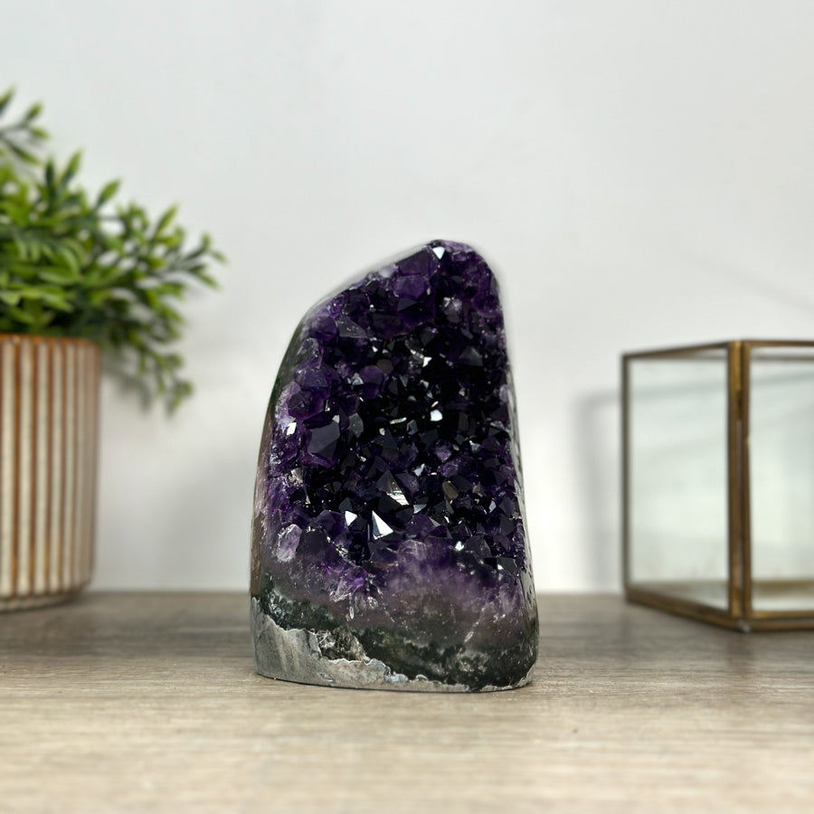 Amethyst-Druse mit klar definierten, violetten Kristallspitzen