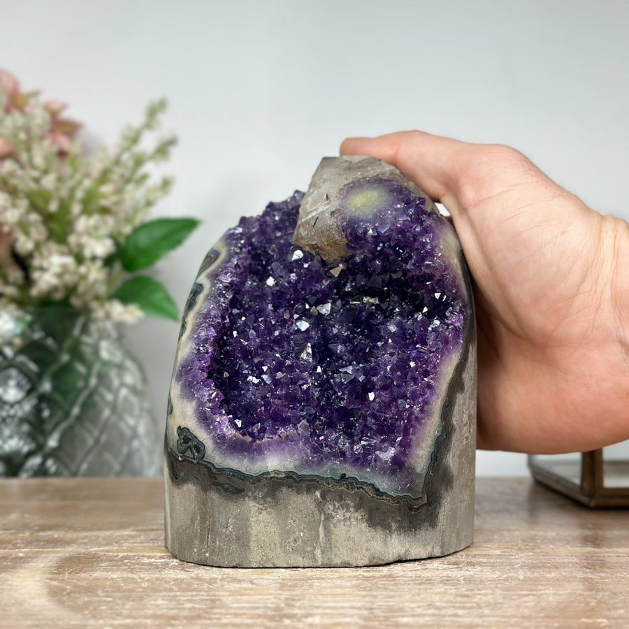 Amethyst-Geode mit reich ausgebildeter, violetter Kristallstruktur im Inneren