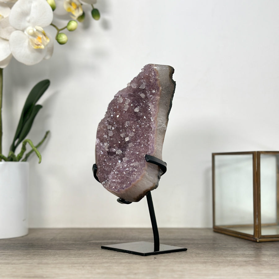 Amethyst-Mond in zartem Farbton mit natürlicher Kristallstruktur