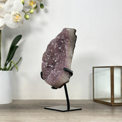 Amethyst-Mond in zartem Farbton mit natürlicher Kristallstruktur