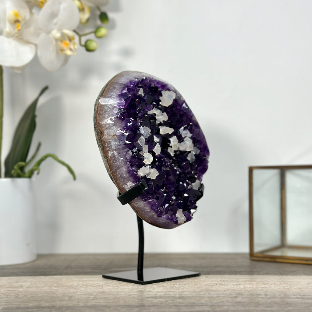 Amethyst-Cluster mit kontrastreicher weißer Kalzitformation