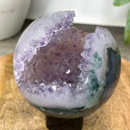 Amethyst-Sphäre mit purpurner Kristallformation und Achat-Maserung