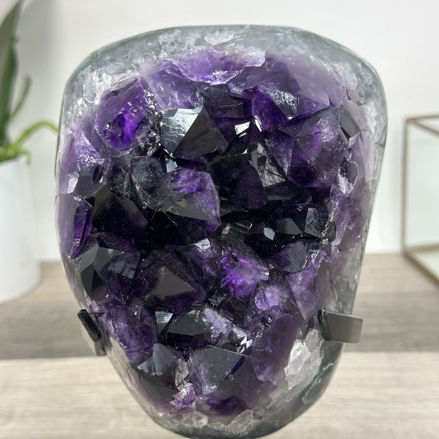 Amethyst-Geode mit intensiv tiefvioletter Kristallarchitektur