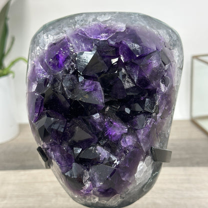 Amethyst-Geode mit intensiv tiefvioletter Kristallarchitektur