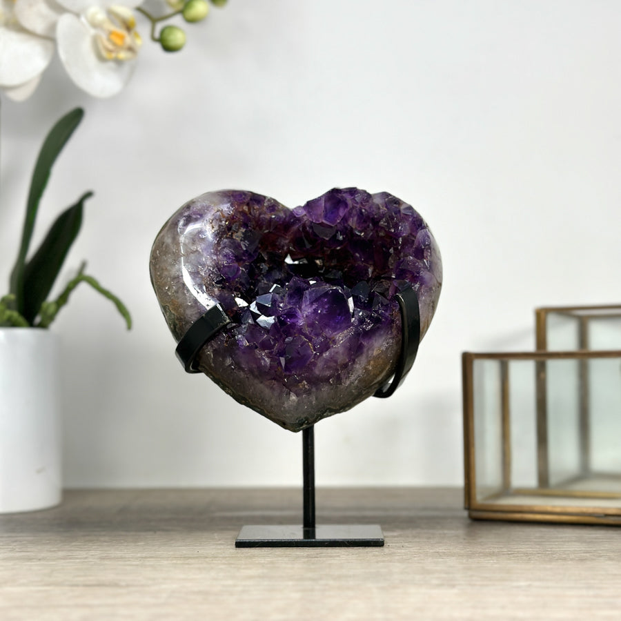 Amethyst-Kristallherz mit dicht gewachsener, tiefvioletter Kristallstruktur
