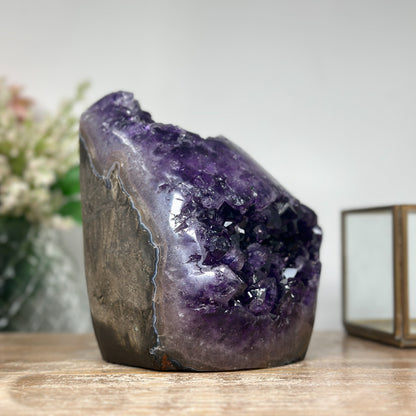 Amethyst-Kathedrale mit tiefviolett schimmernder Kristallzone