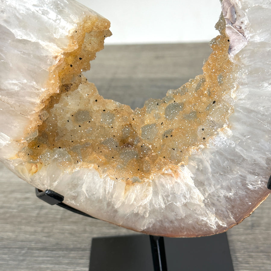 Quarz-Kristall mit gelblicher Farbnuance und feiner Kristallstruktur