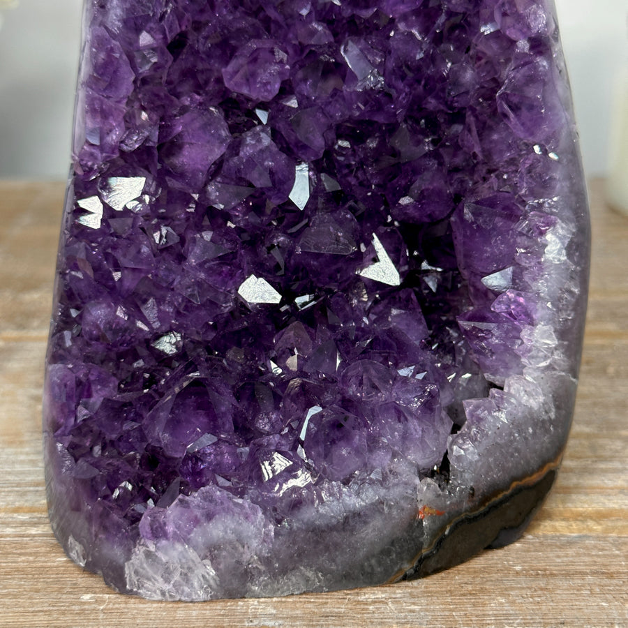 Amethyst-Kathedrale mit klar definierter Kristallkammer und polierten Randflächen