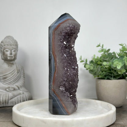 Blaugebänderter-Achat-Amethyst-Obelisk mit markanter Mineralienstruktur
