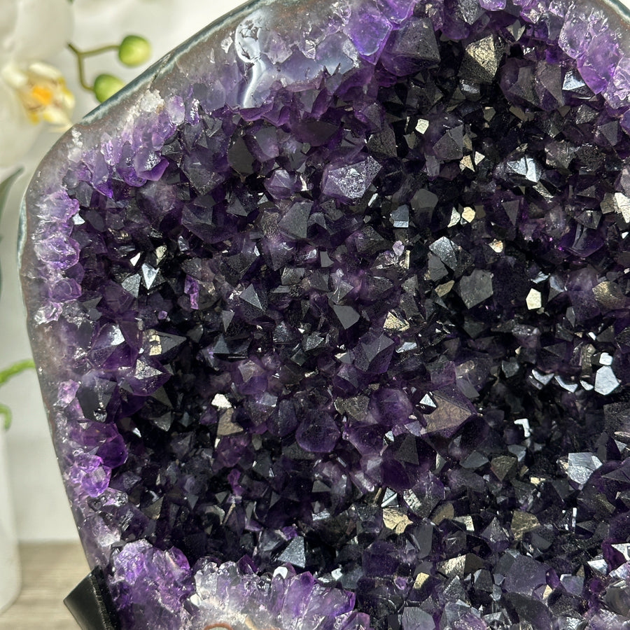 Amethyst-Geode mit dicht gewachsener Kristallstruktur