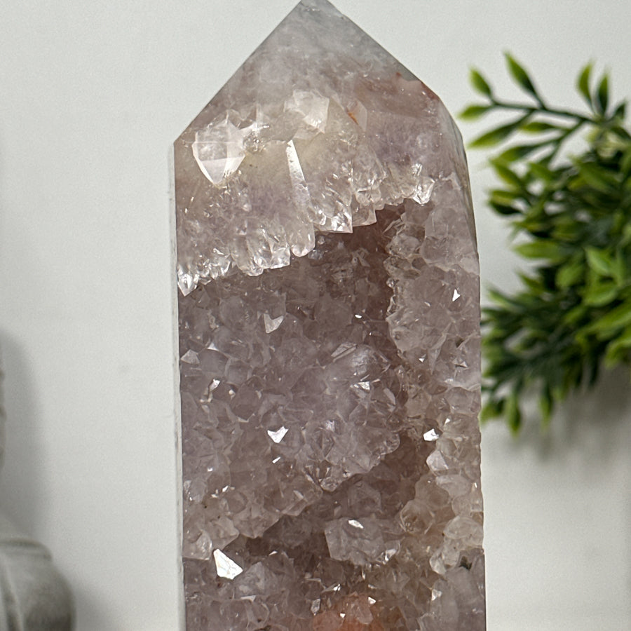 Quarz-Obelisk mit klarer transparenter Kristallstruktur