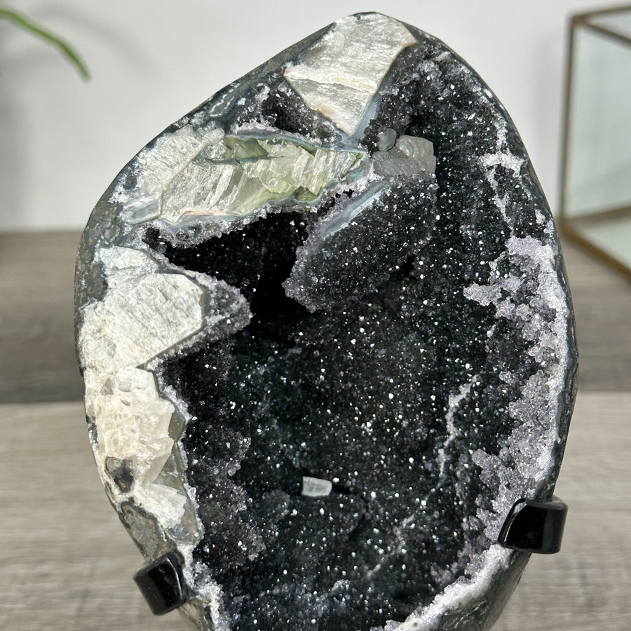 Schwarze Quarz-Druzy-Geode mit feinkristalliner Oberfläche