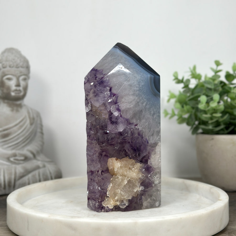Amethyst-Achat-Obelisk mit schön sichtbaren Kalzit-Einschlüssen