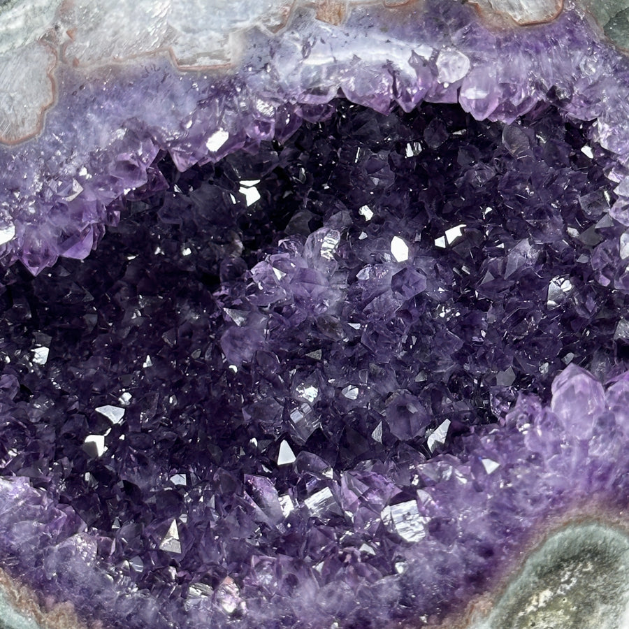 Amethyst-Geode mit Jaspis-Schale und klar definierter Kristallkammer
